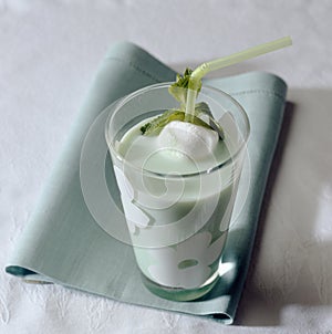 Mint and marshmallow milk