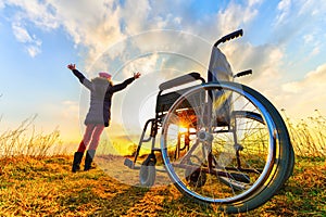 Un milagro recuperación joven obtendrá arriba silla de ruedas a evoca manos arriba 