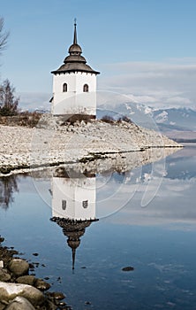 Zrkadlový odraz na jazere