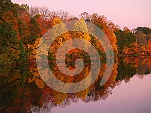 Spiegel Herbst Dämmerung auf der 