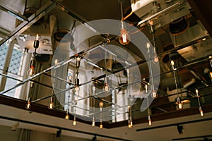 Mirrored ceiling with retro light bulbs in the interior of the restaurant.