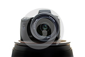 Mirrorless digital camera with attached lens