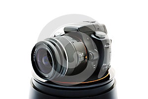 Mirrorless digital camera with attached lens