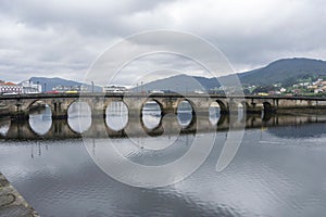 Puente en de en sobre el nublado 