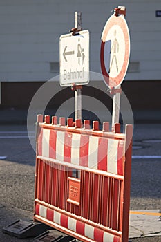 Misleading road signs, pedestrians in the direction of railway station