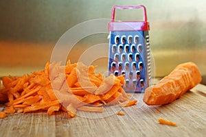 Mismatch: a small grater and a large carrot are on the cutting board