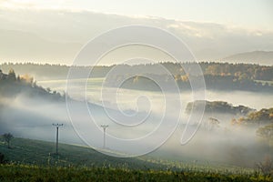 Hmlová inverzia v lesoch a horách počas jesene a zimy.