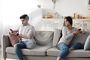 Mistrust, relationship problems, cheating and addiction to social networks