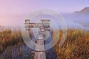 Panchine sul piccolo ponte più vicino 