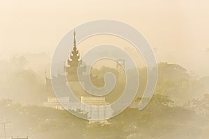 Brumoso manana en Birmania (birmania) 