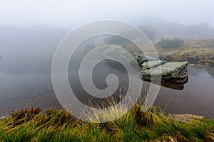 Hmlisté ranné zobrazenie v mokrej horskej oblasti v slovenských Tatrách. panoráma horského jazera