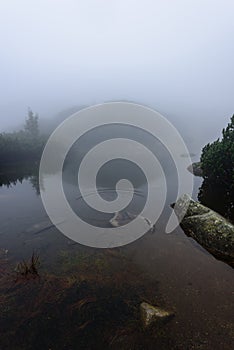 Mlhavé ráno pohled v mokré horské oblasti ve slovenských Tatrách. panorama horského jezera