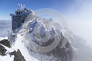 Mlha, zima, pohled na Vysoké Tatry, štít Lomnický štít, Slovensko.