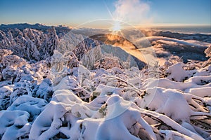 Mlhavé zimní západ slunce na vrcholu Salatin v Nízkých Tatrách