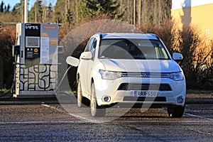 Mitsubishi Outlander Plug in Hybrid SUV Charging Battery