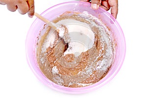 Mix cocoa powder and flour in a plastic bowl membuat kue muffin