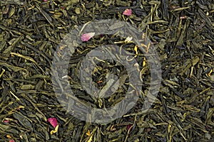 Mix green tea with petals of marigold and rose petals.