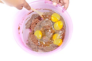 Mix the muffin batter with five eggs membuat adonan kue