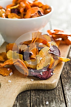 Mixed fried vegetable chips.