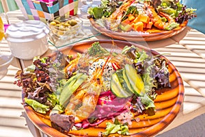 Mixed salad of shrimps and avocado alfesco