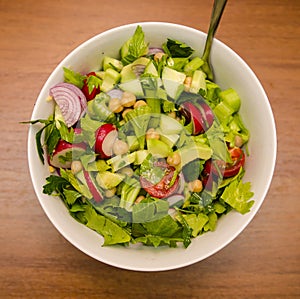 Mixed salad with vegetables and chickpeas