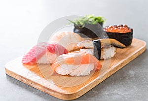 mixed sushi set