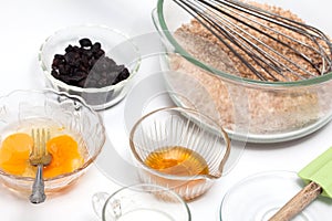 Mixing ingredients to prepare integral wheat bran muffins