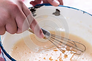 Mixing raw eggs with wire