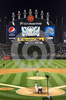 MLB - Night baseball in Chicago