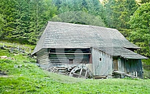 Mlyny - Oblazy - starý drevený vodný mlyn v Kvačianskej doline.