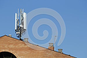 Mobile antenna in the roof of a building