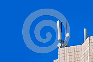 Mobile antenna in the roof of a building