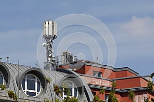 Mobile antenna in the roof of a building