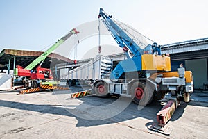 Mobile crane operating by lifting and moving an heavy