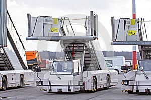Mobile ladders for boarding and disembarking passengers on airplanes