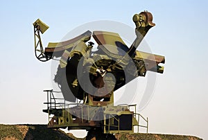 Mobile military radar-3