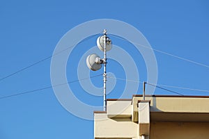 Mobile phone communication repeater antenna