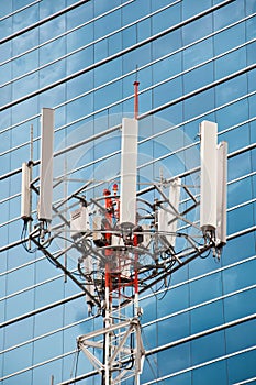 Mobile phone mast antenna