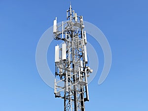 Mobile phone mast by M25 Motorway, Chorleywood