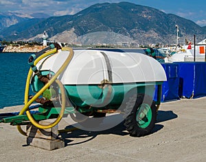 Mobile tank for pumping black water from boats