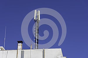 Mobile telephone antenna