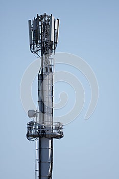 Mobile telephony consists of the combination of a network of radio transmitting or receiving station