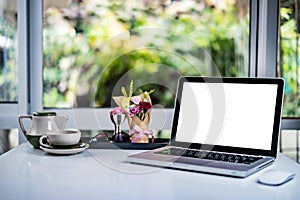 Mock up Blank screen of Laptop