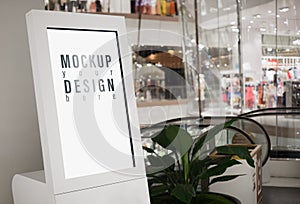 Mockup blank white screen signboard lightbox with blurred modern luxury shopping mall for your advertisement text or artwork
