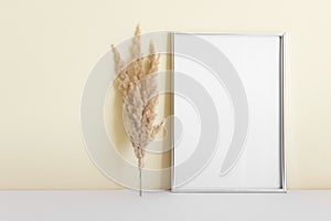 Modello argento4 vuoto telaio un caffè pianta Prossimo sul parete 