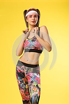 Model with athletic and slim body wearing leggins.