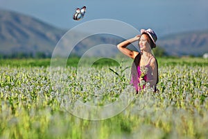 Rosa vestiti sul dente di leone paglia un cappello 