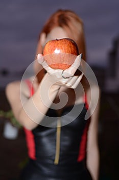 Modelo mujer sosteniendo una manzana photo