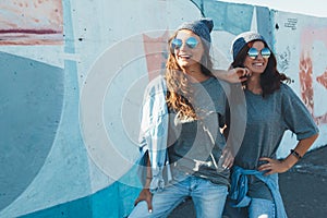 Models wearing plain tshirt and sunglasses posing over street wa