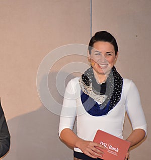 Moderatorin Julia Bauer